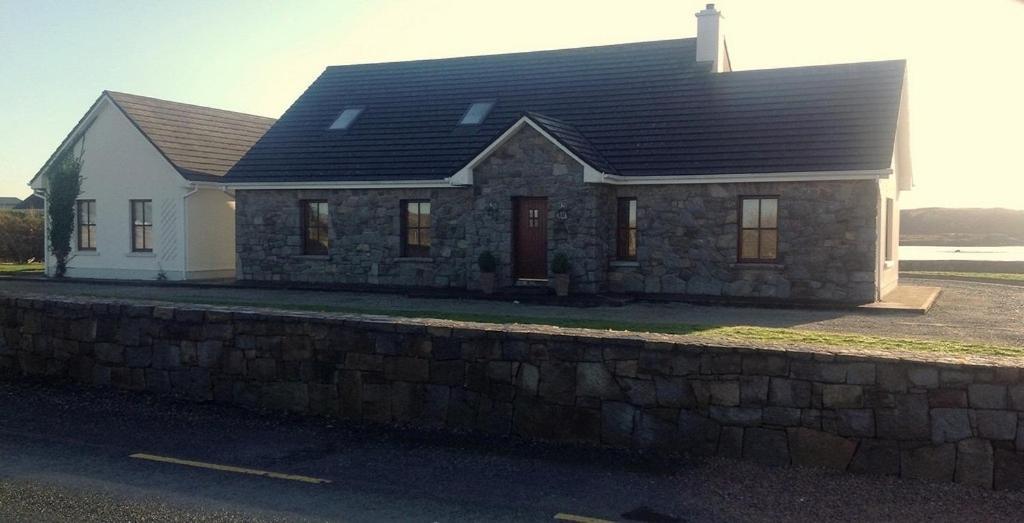 4 Bedroom Holiday Home Overlooking The Sea In Connemara Rossaveel Esterno foto